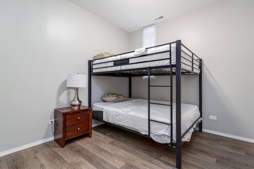 Suite 1 On Southport 4 Queen Beds Chicago Exterior photo